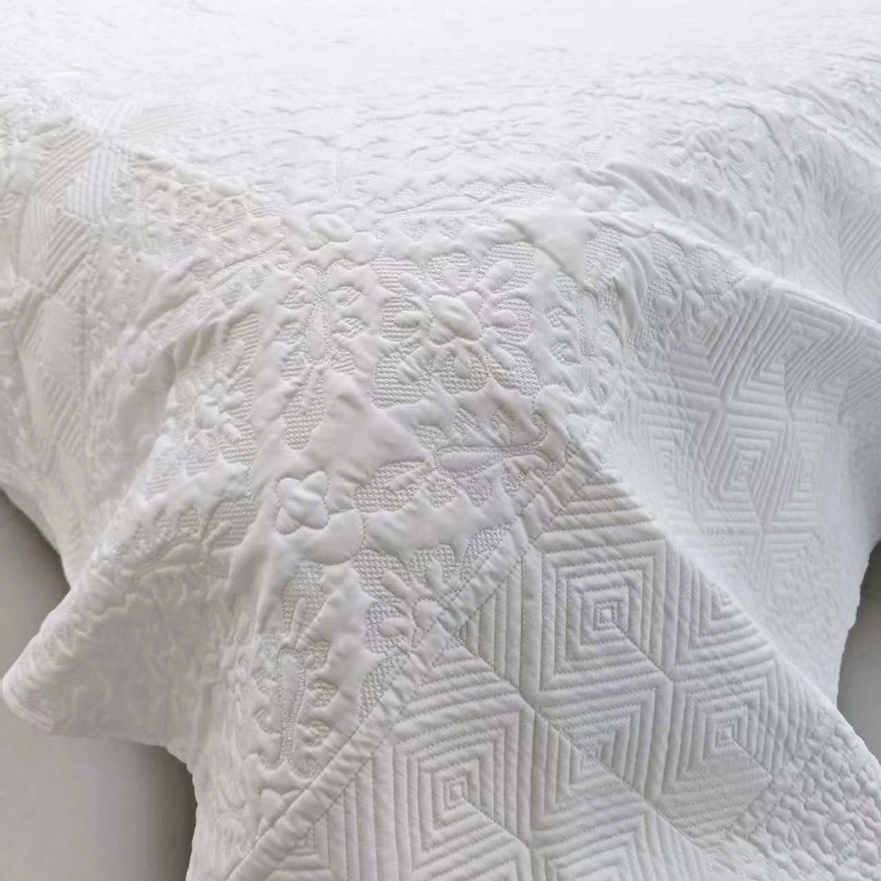 3 Piece Elegant Embroidered Quilt Set – Textured Floral & Geometric Bedspread