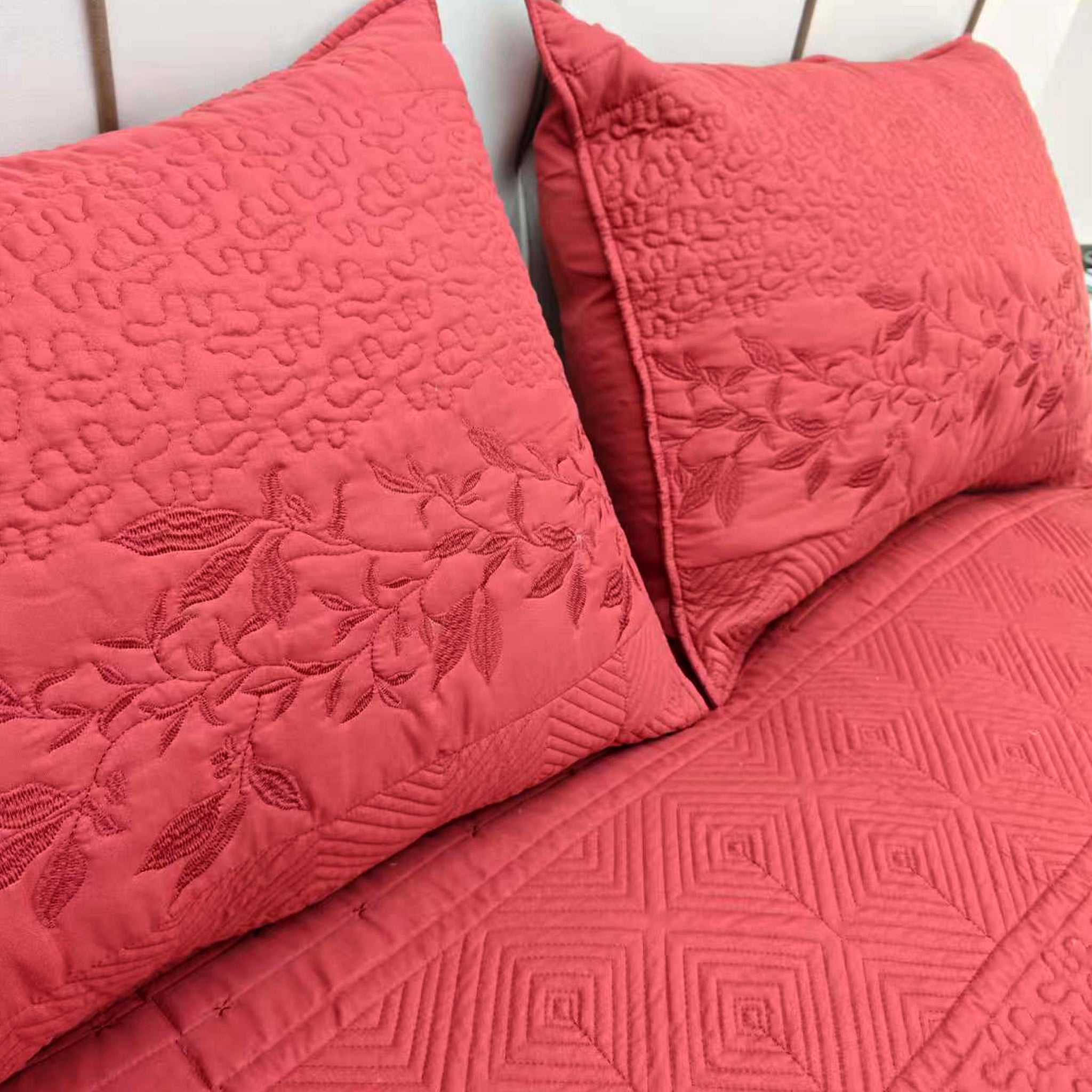 3-Piece Embroidered Quilt Set – Elegant Bedspread with Textured Floral & Geometric Patterns