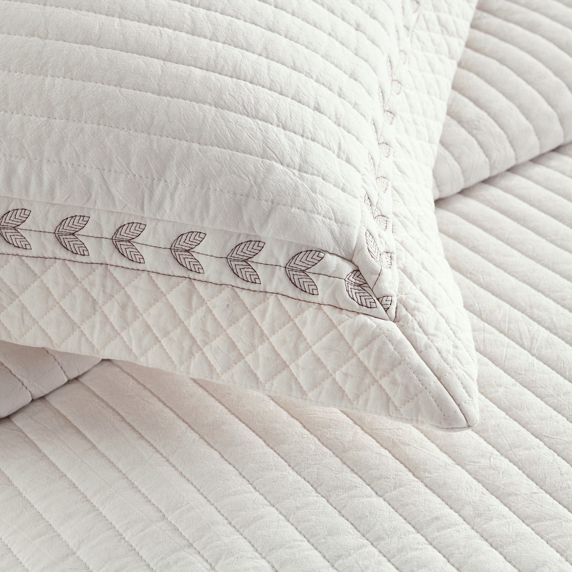 3 Piece 100% Cotton White Stripe Quilt Set – Classic Embroidered Bedspread TC150