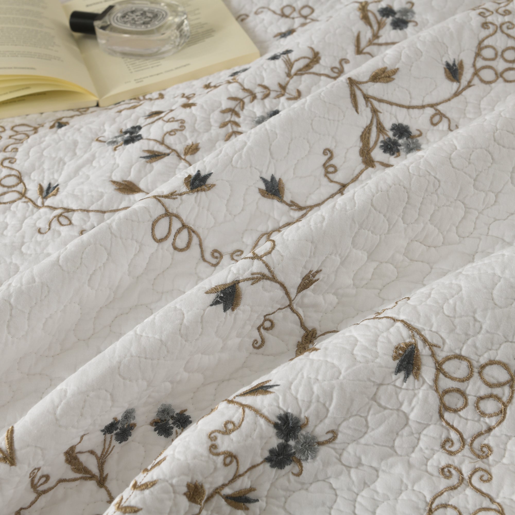 3 Piece Cotton Cover Floral Embroidered Quilt Set - Vintage Cottage Bedspread ME523