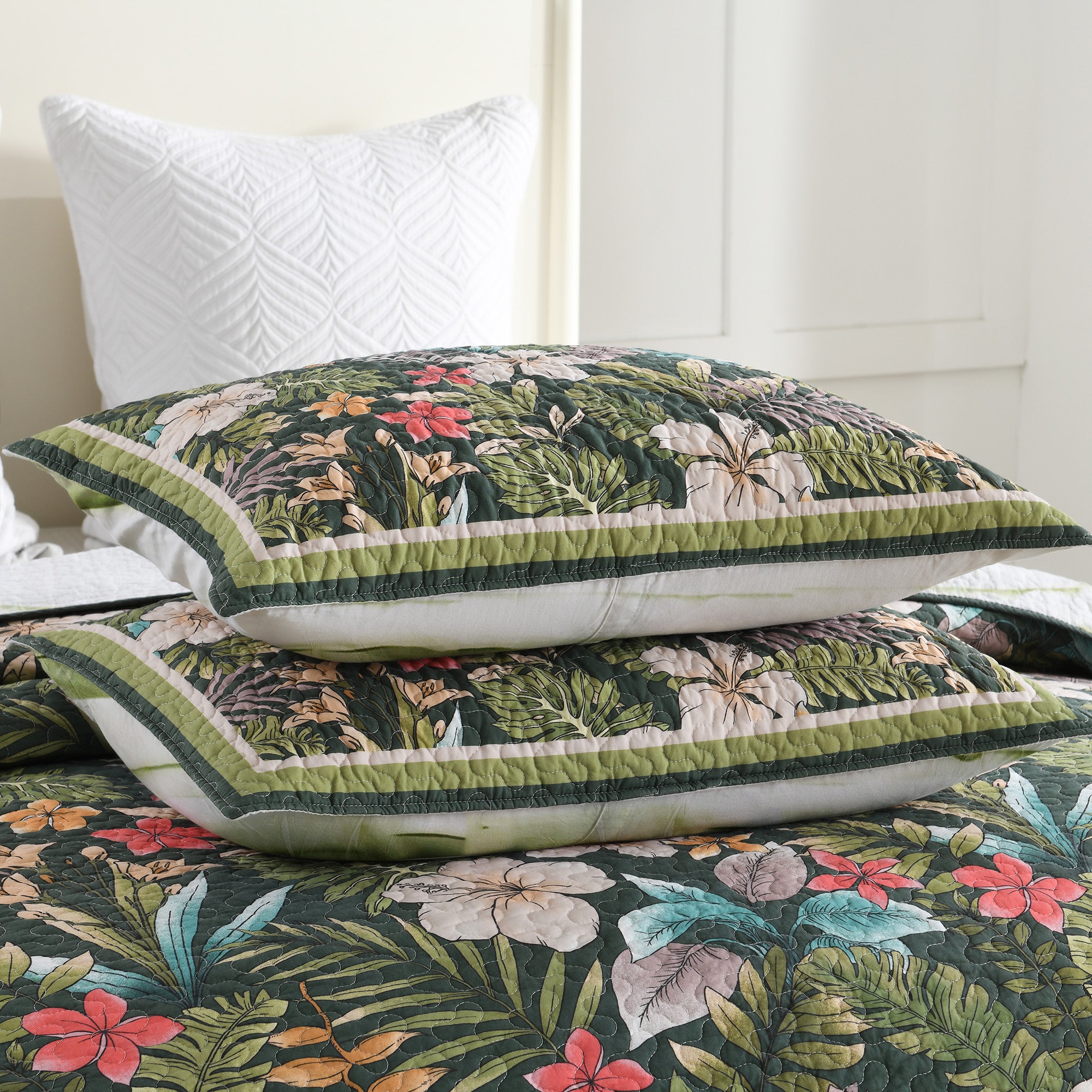 3-Piece Lightweight Polyester Tropical Leaf and Flower Quilt Bedspread Set BY223