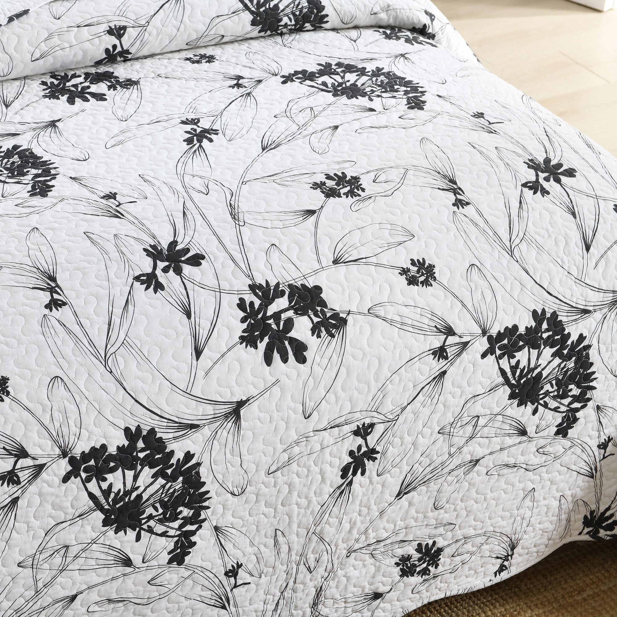 3-Piece Polyester Black and White Botanical Floral Quilt Bedspread Set BY222