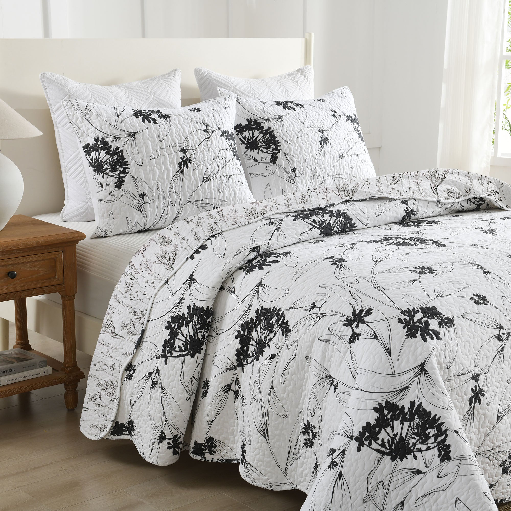 3-Piece Polyester Black and White Botanical Floral Quilt Bedspread Set BY222