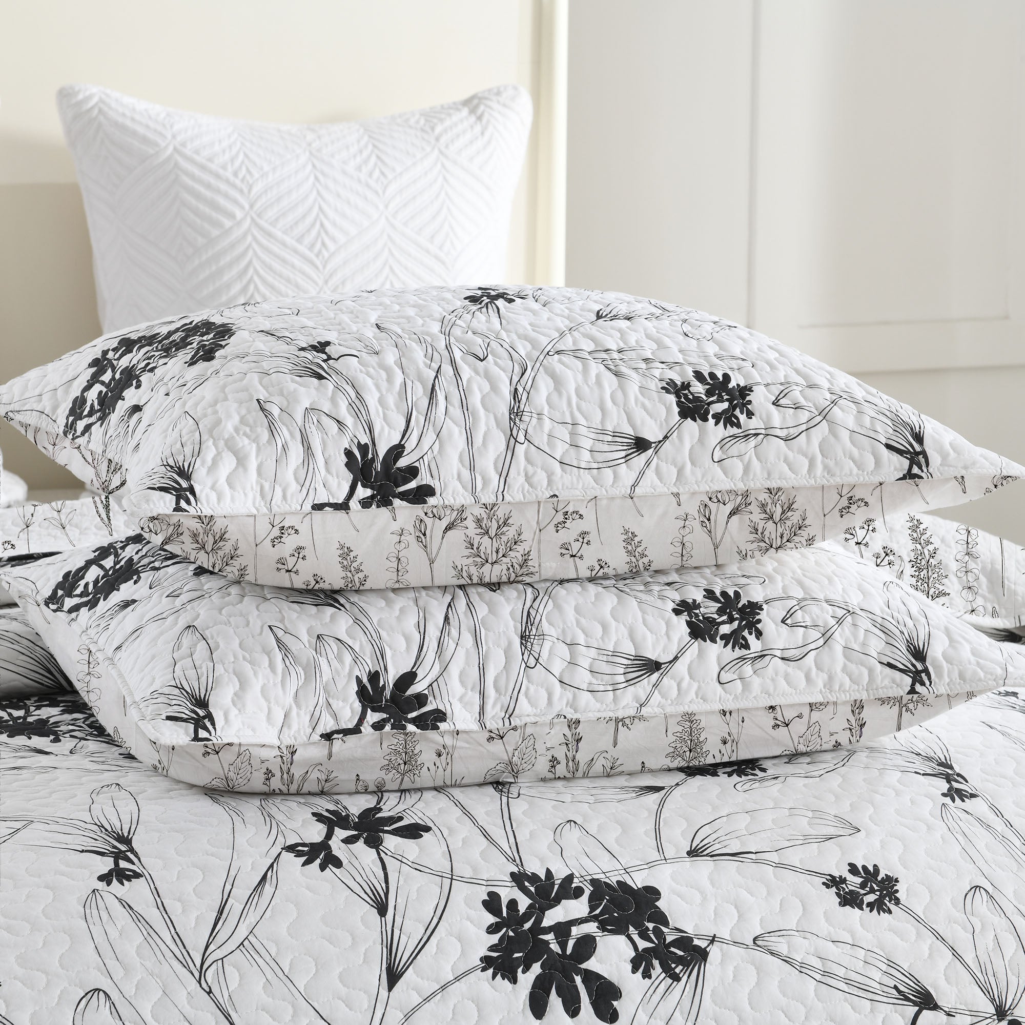3 Piece Polyester Black and White Botanical Floral Quilt Bedspread Set BY222