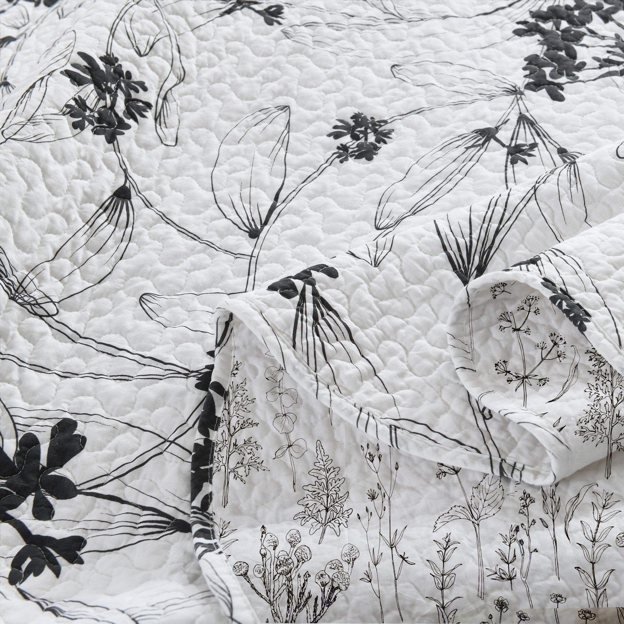 3 Piece Polyester Black and White Botanical Floral Quilt Bedspread Set BY222
