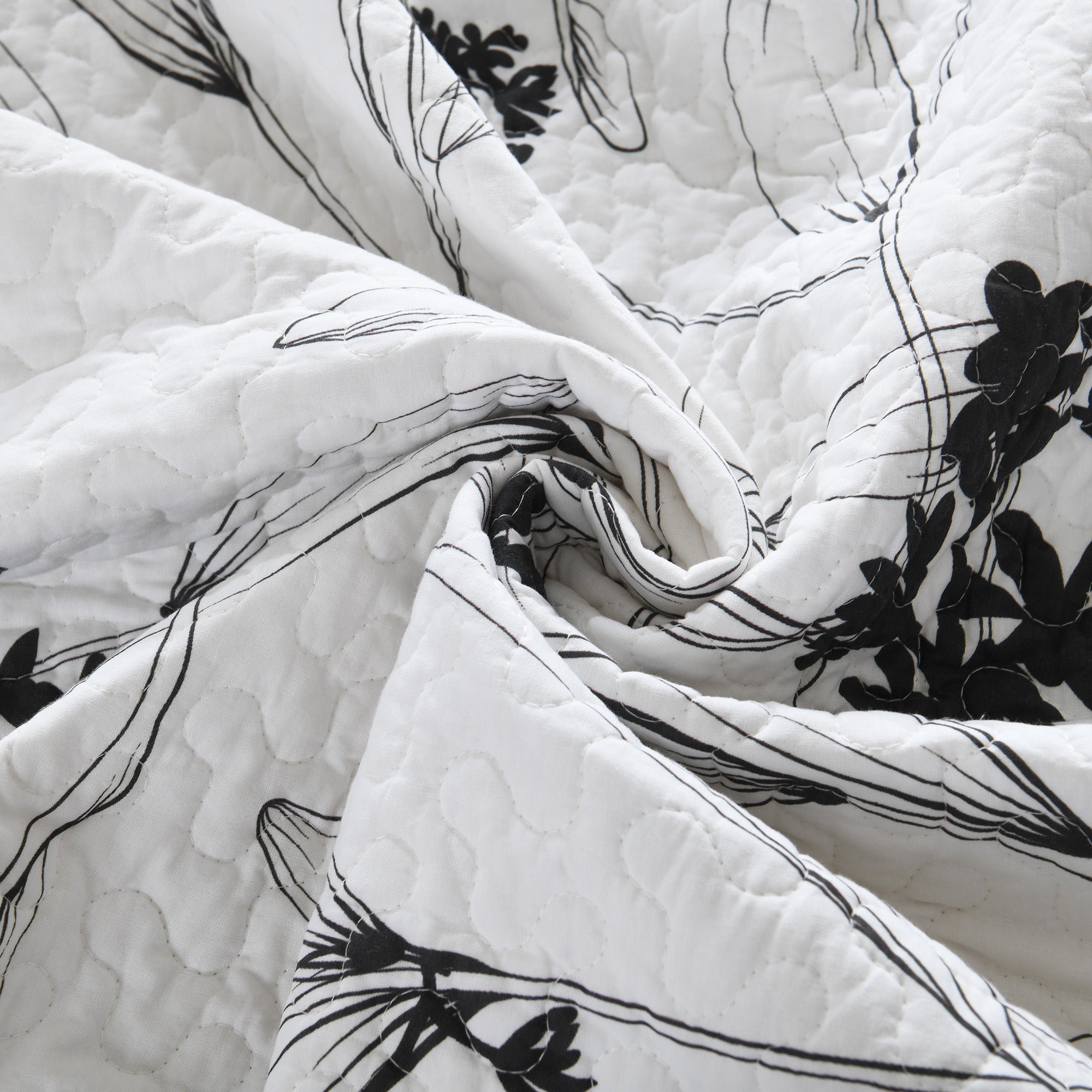 3 Piece Polyester Black and White Botanical Floral Quilt Bedspread Set BY222