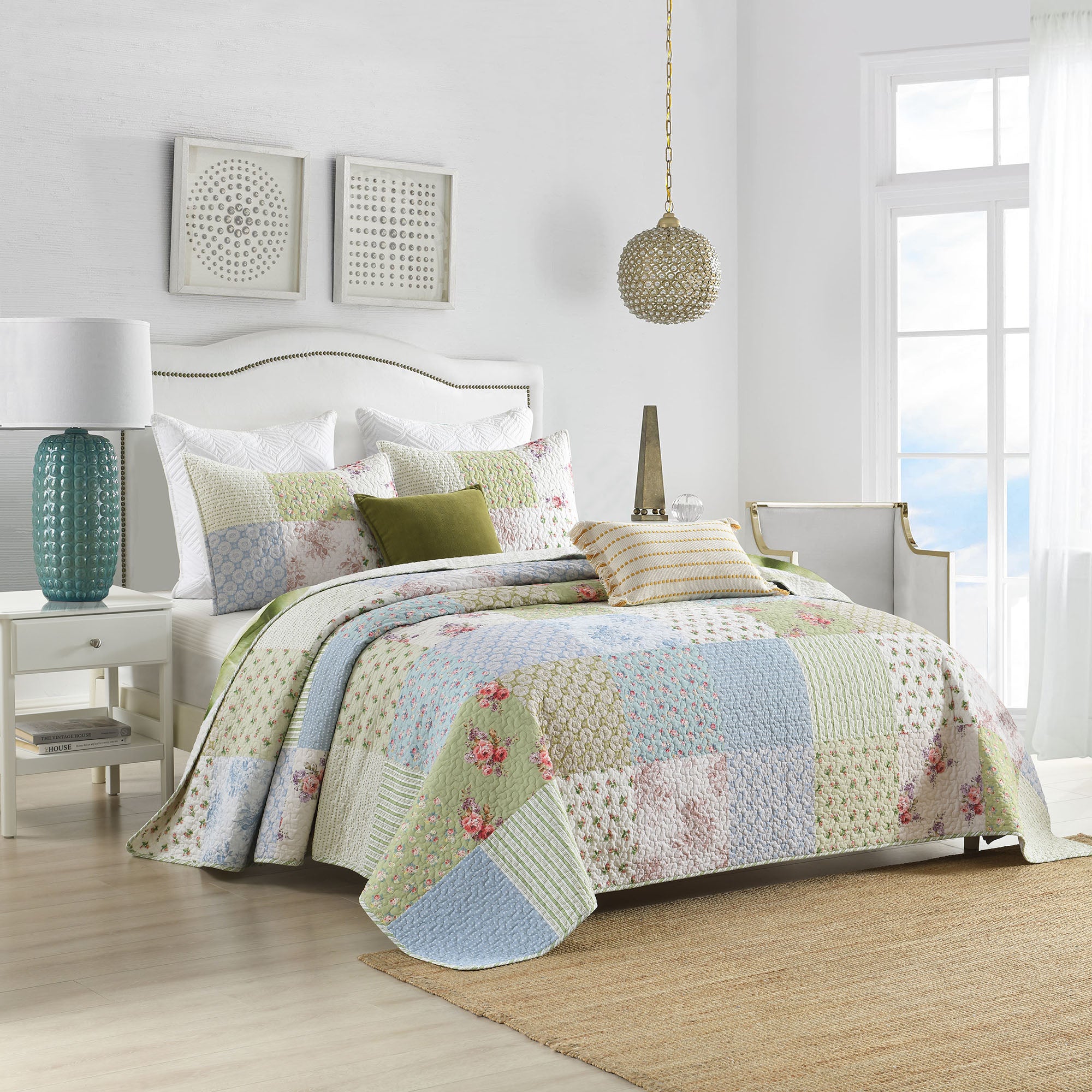 3-Piece Cottage Style Patchwork Quilt Bedspread Set with Floral Prints BY225
