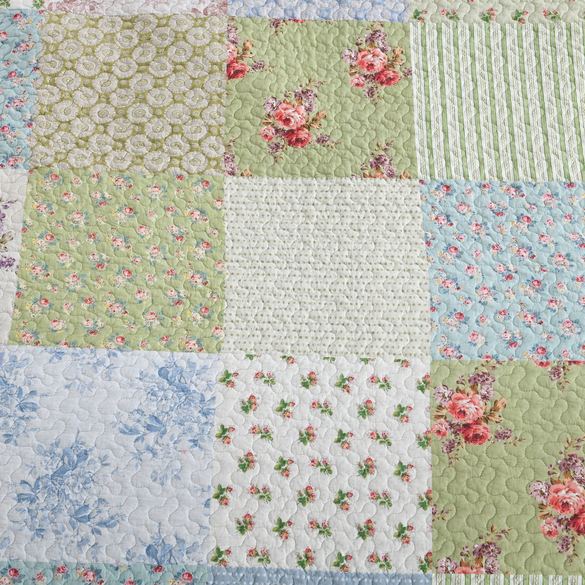 3-Piece Cottage Style Patchwork Quilt Bedspread Set with Floral Prints BY225