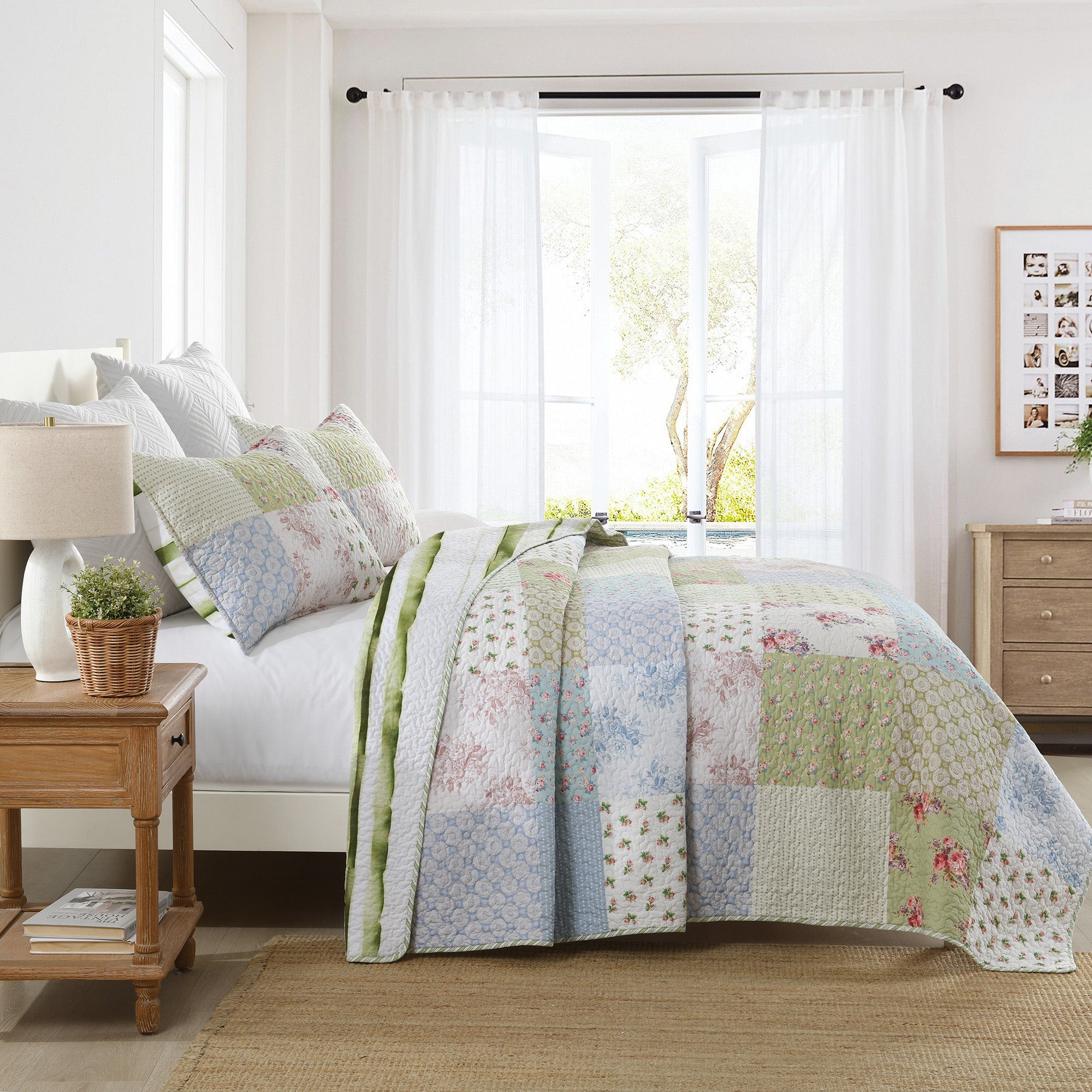 3 Piece Cottage Floral Patchwork Quilt Set - Country Style Quilted Bedspread BY225