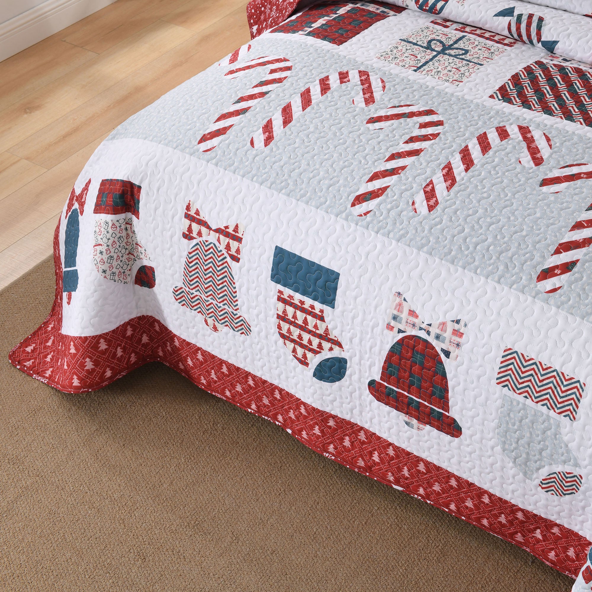 Soft Lightweight Polyester 3 Pcs Holiday Bedspread Set Christmas Quilt with Festive Motifs BY214