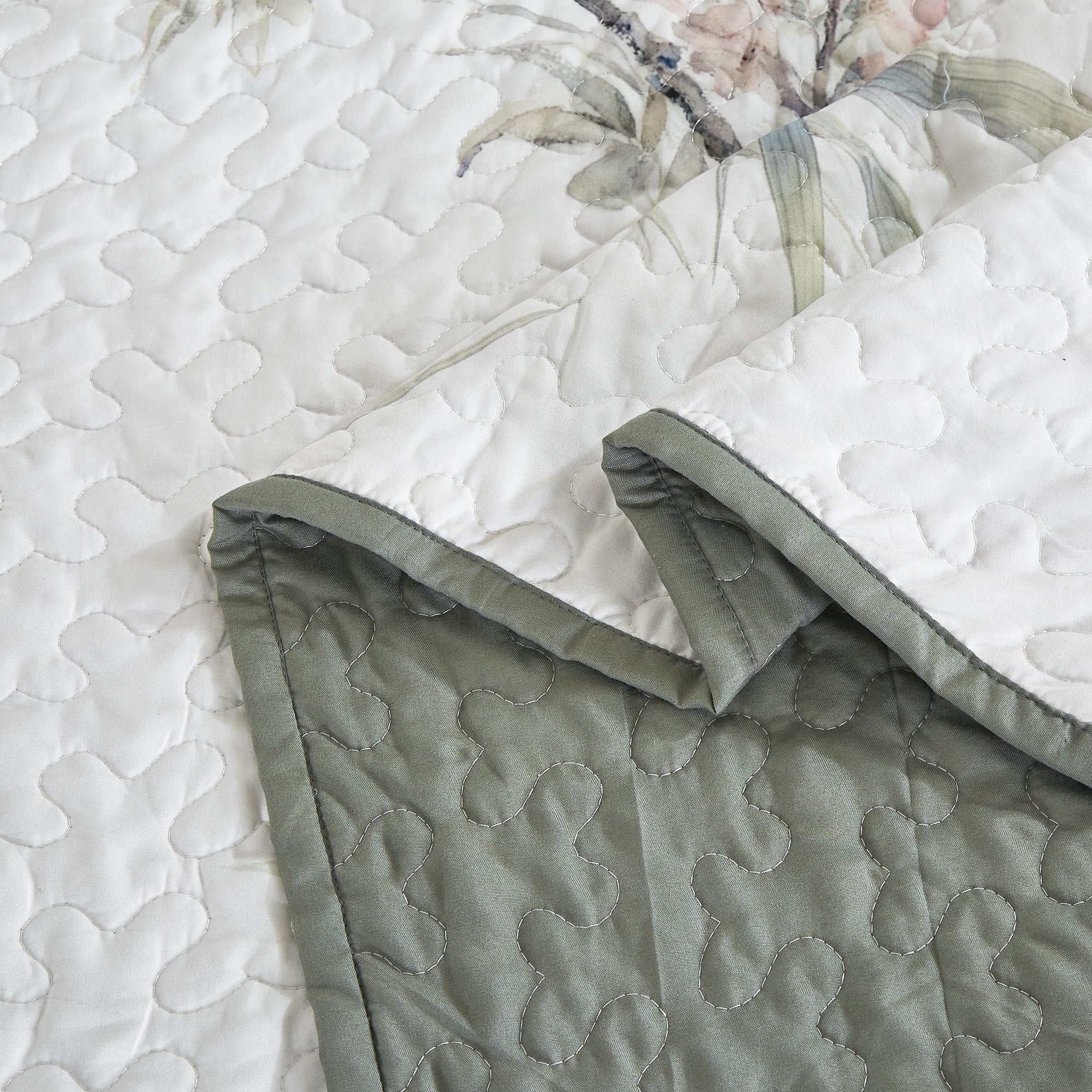 3 Piece Lightweight Quilt Bedspread Set Reversible Floral Botanical