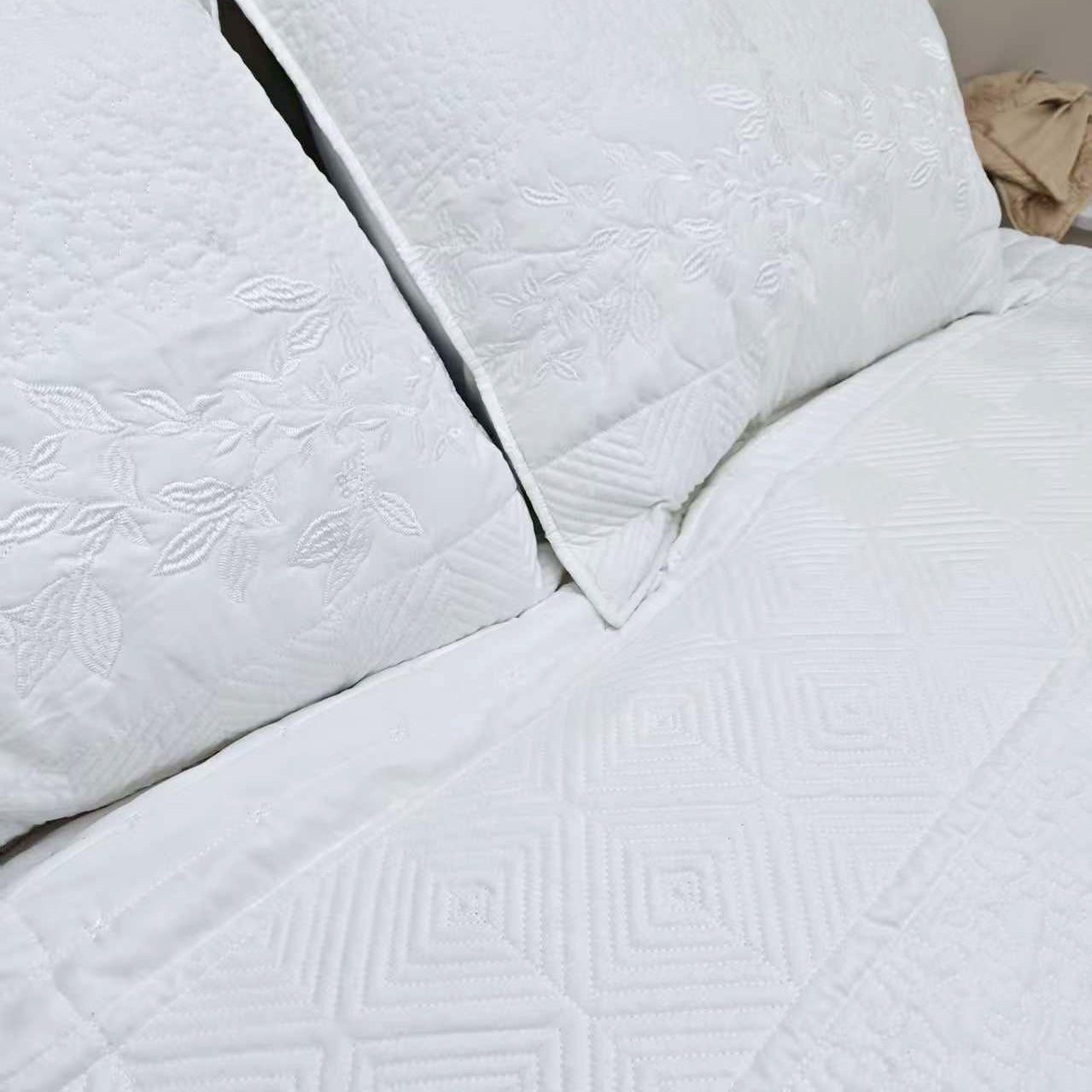 3-Piece Embroidered Quilt Set – Elegant Bedspread with Textured Floral & Geometric Patterns