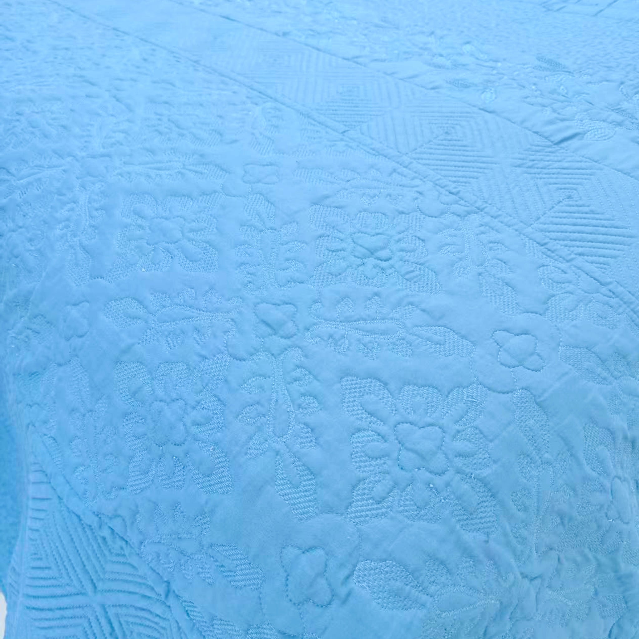 3-Piece Embroidered Quilt Set – Elegant Bedspread with Textured Floral & Geometric Patterns