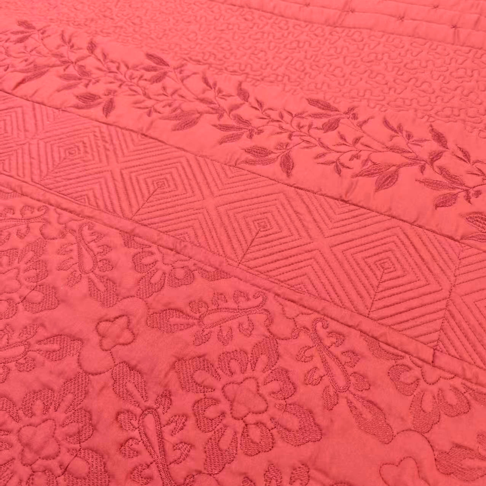 3-Piece Embroidered Quilt Set – Elegant Bedspread with Textured Floral & Geometric Patterns