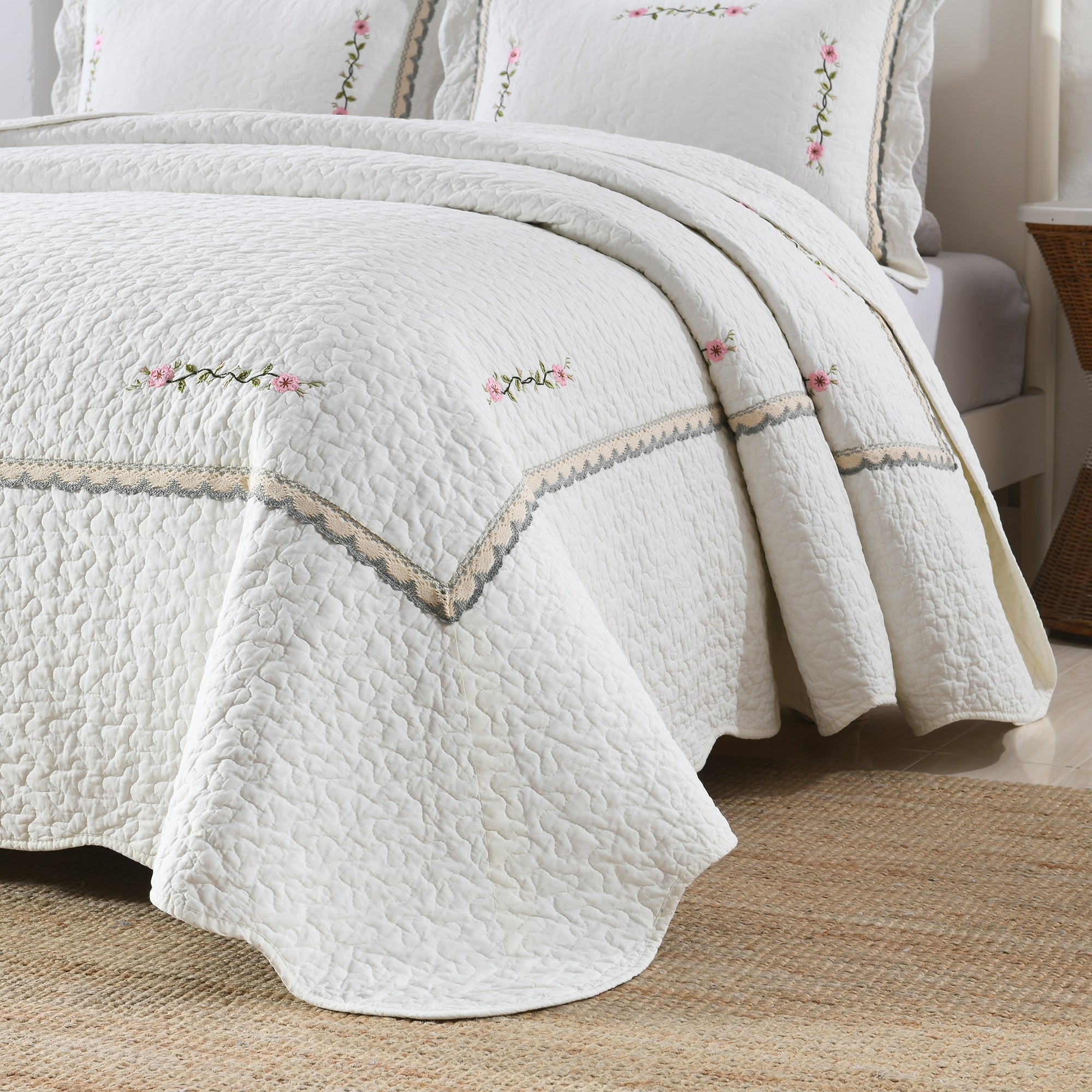 3 Piece 100% Cotton Quilt Set, Oversized Lightweight Embroidered Bedspread S98