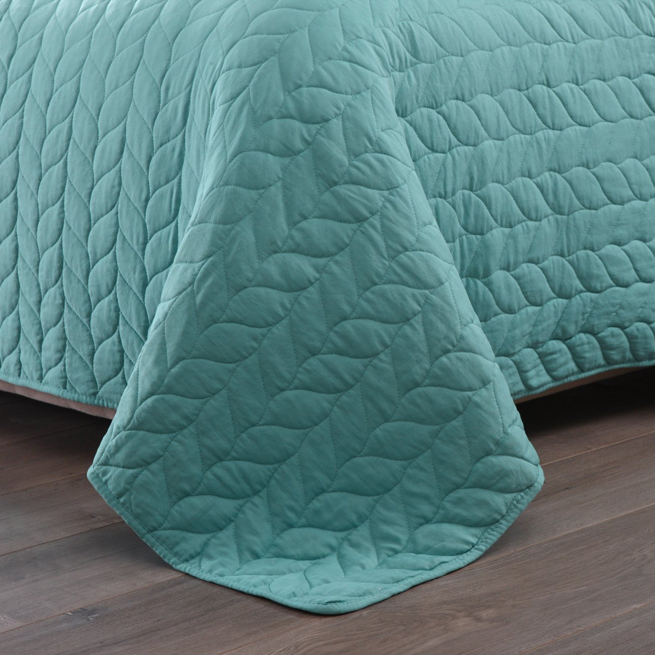 Solid Color Leaf Quilted 3 Piece Lightweight Quilt Bedspread Set