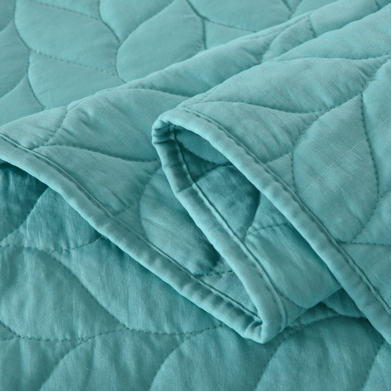 Solid Color Leaf Quilted 3 Piece Lightweight Quilt Bedspread Set