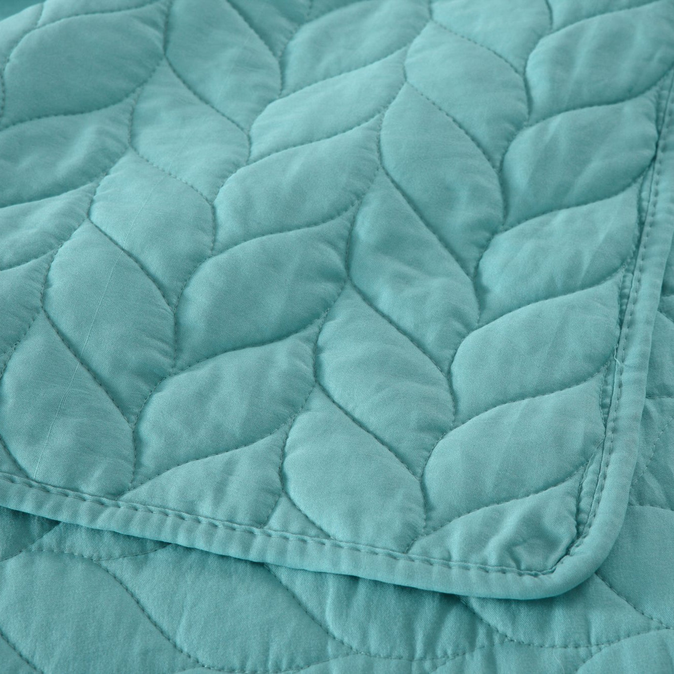 Solid Color Leaf Quilted 3 Piece Lightweight Quilt Bedspread Set