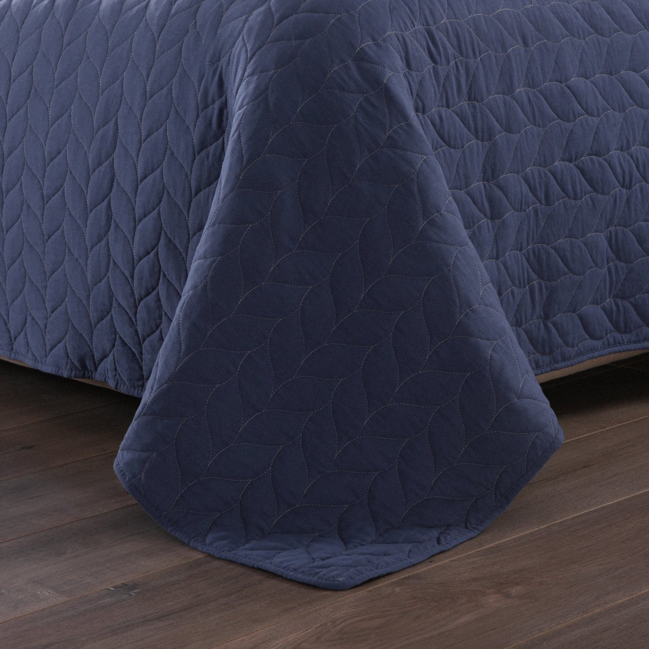 Solid Color Leaf Quilted 3 Piece Lightweight Quilt Bedspread Set