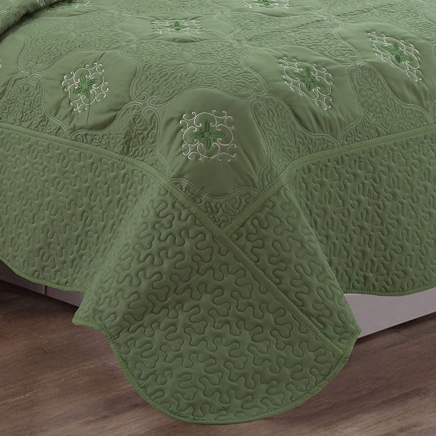 3 Piece Luxury Embroidered Quilt Set Oversized Bedspread