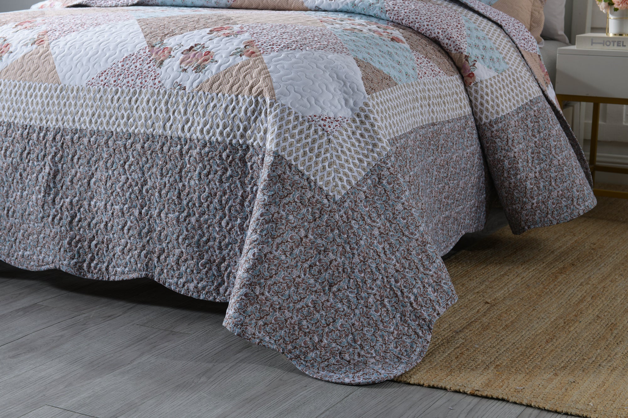 3 Piece Vintage Floral Patchwork Quilt Set – Lightweight Printed Bedspread B75