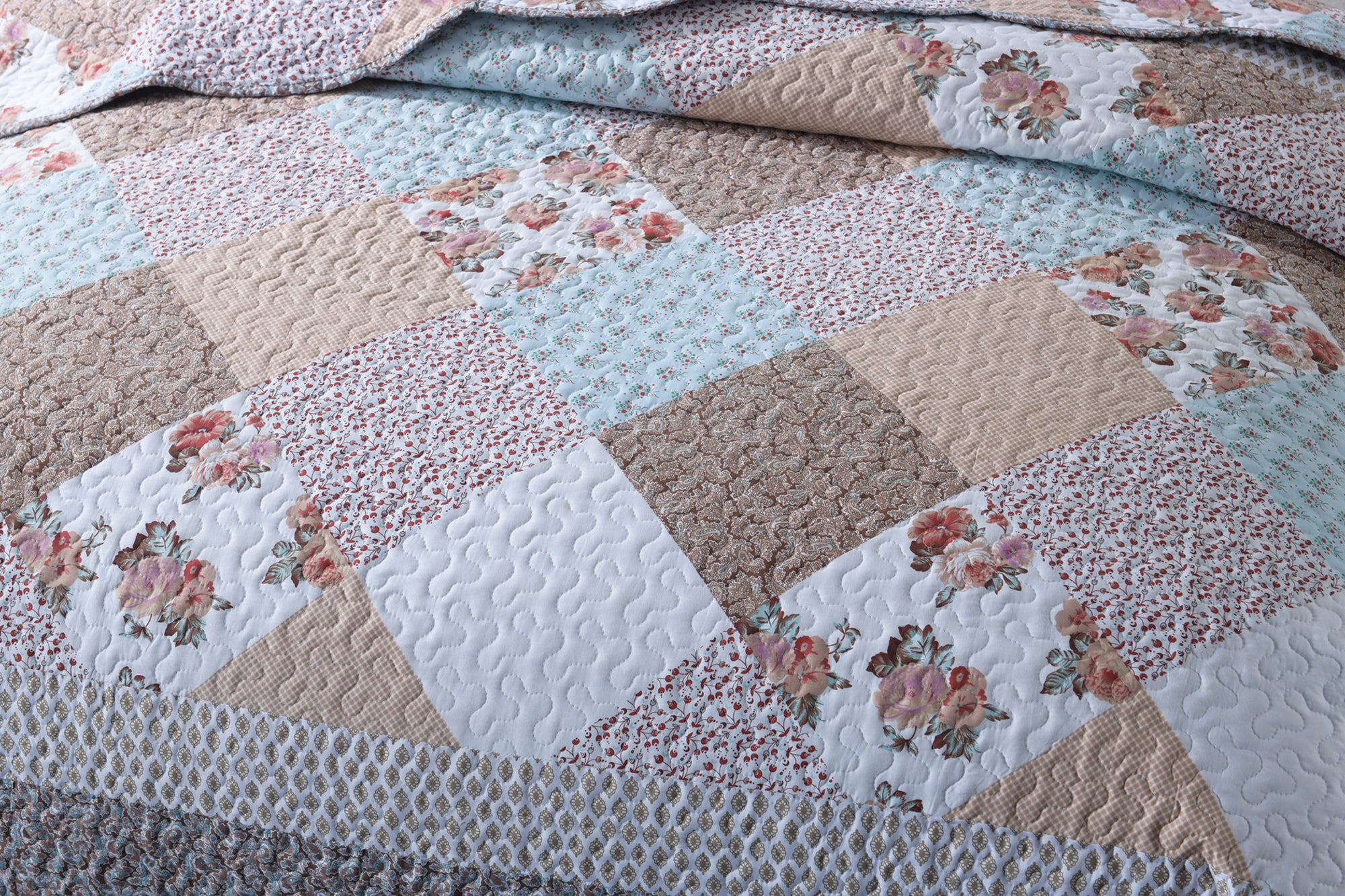 3 Piece Vintage Floral Patchwork Quilt Set – Lightweight Printed Bedspread B75