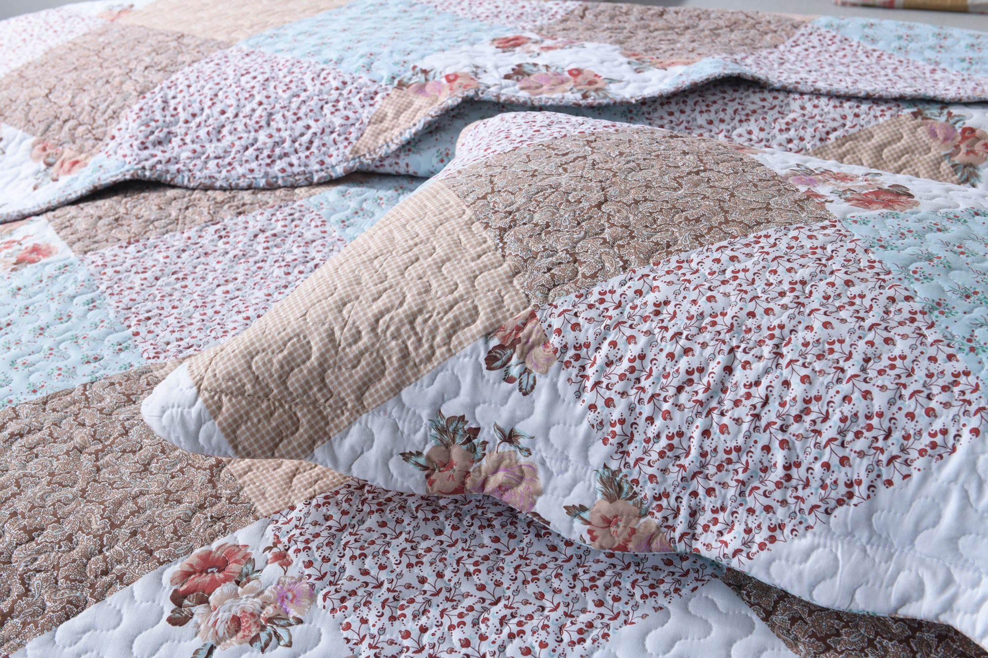 3 Piece Vintage Floral Patchwork Quilt Set – Lightweight Printed Bedspread B75