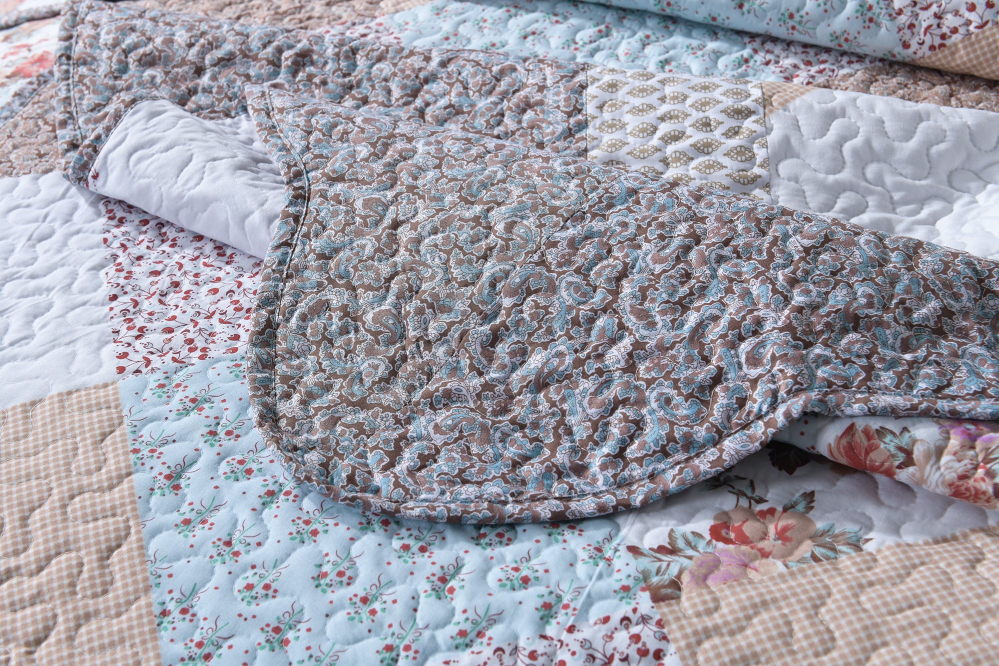 3 Piece Vintage Floral Patchwork Quilt Set – Lightweight Printed Bedspread B75