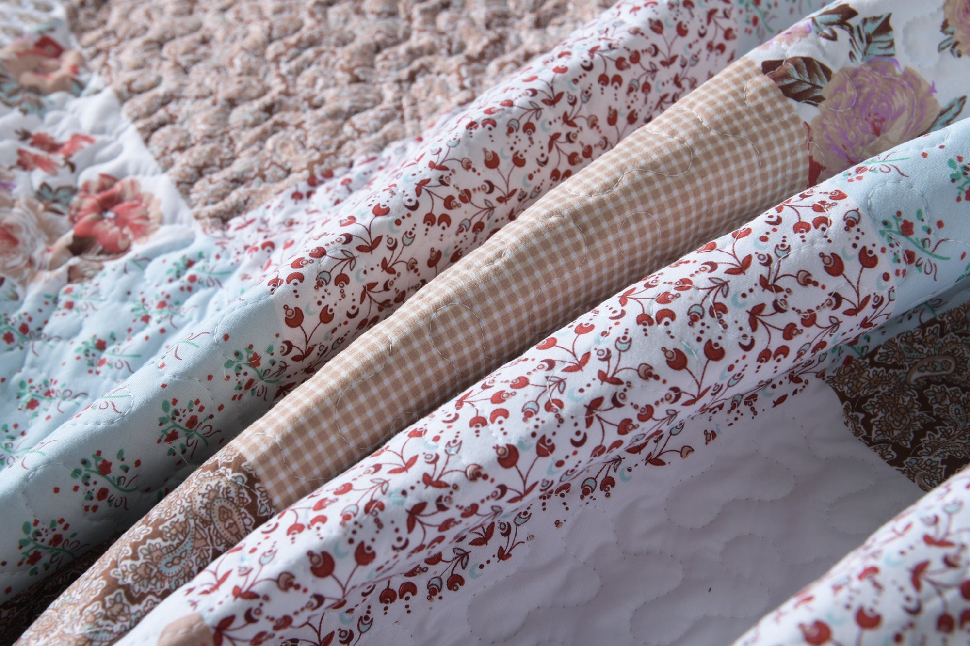 3 Piece Vintage Floral Patchwork Quilt Set – Lightweight Printed Bedspread B75