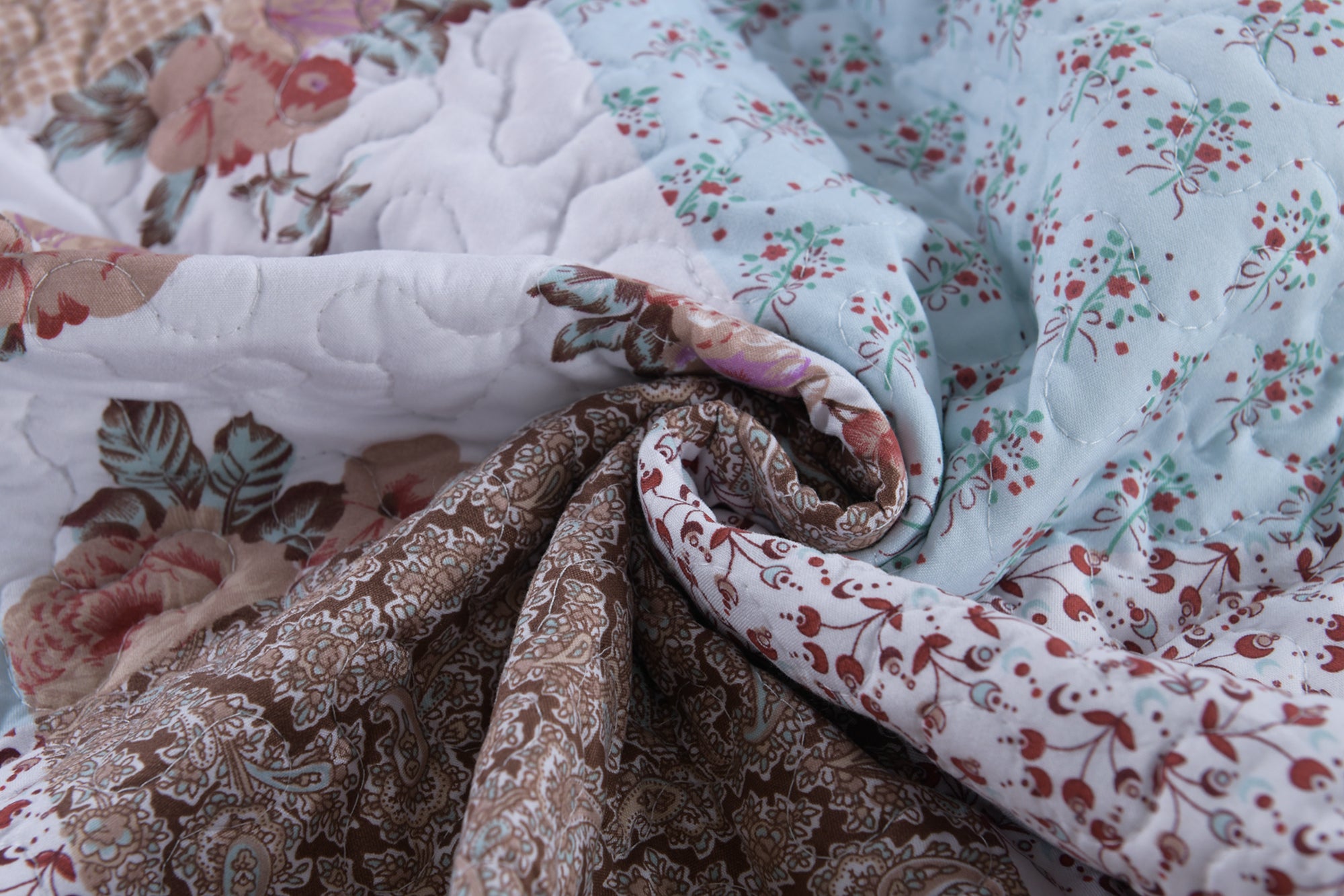 3 Piece Vintage Floral Patchwork Quilt Set – Lightweight Printed Bedspread B75