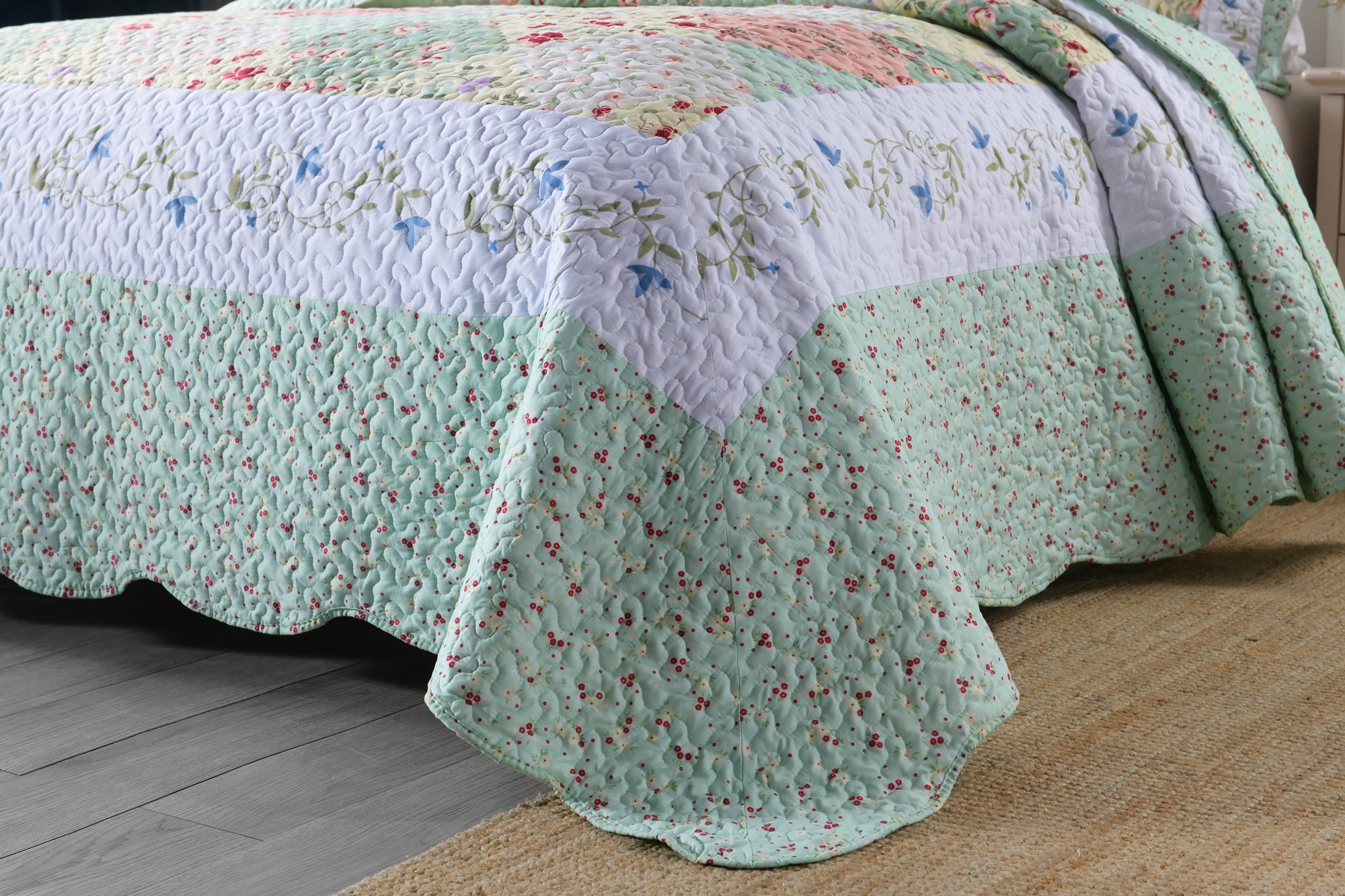 3 Piece Floral Patchwork Quilt Set – Lightweight Cottage Garden Bedspread B014