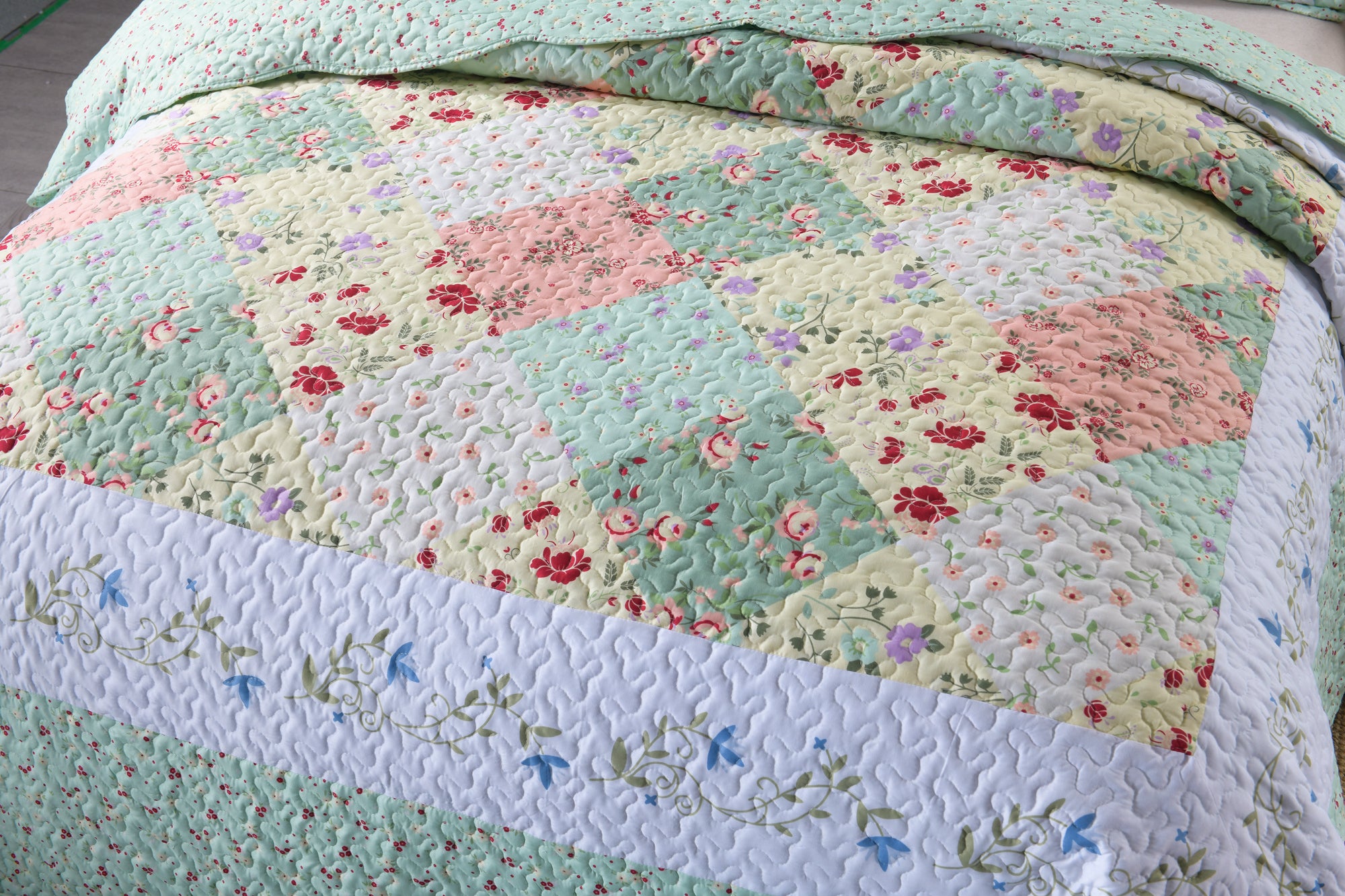 3 Piece Floral Patchwork Quilt Set – Lightweight Cottage Garden Bedspread B014