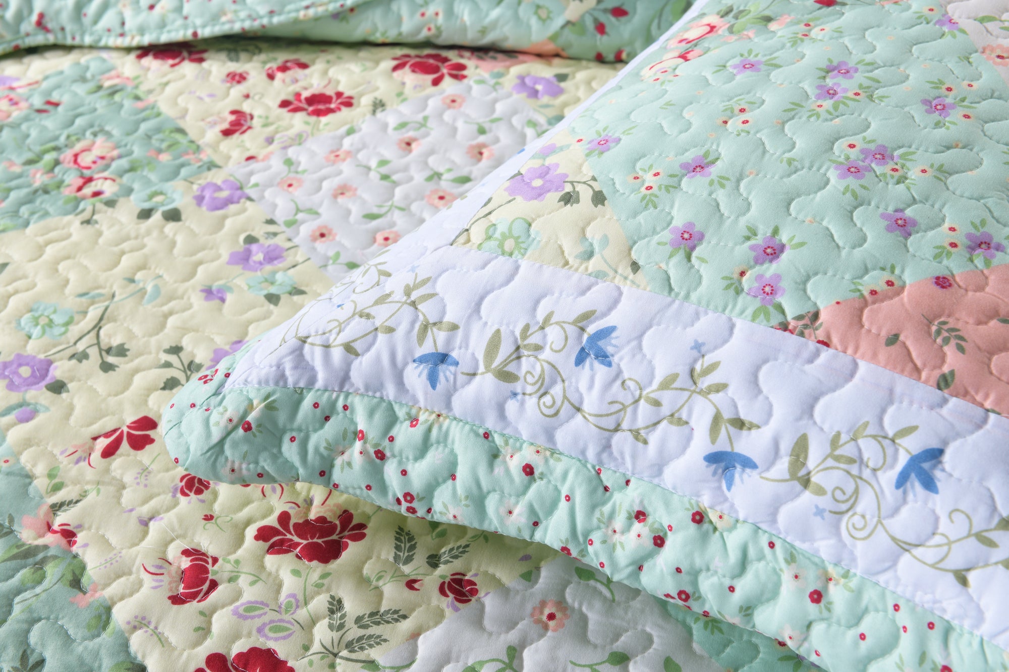 3 Piece Floral Patchwork Quilt Set – Lightweight Cottage Garden Bedspread B014
