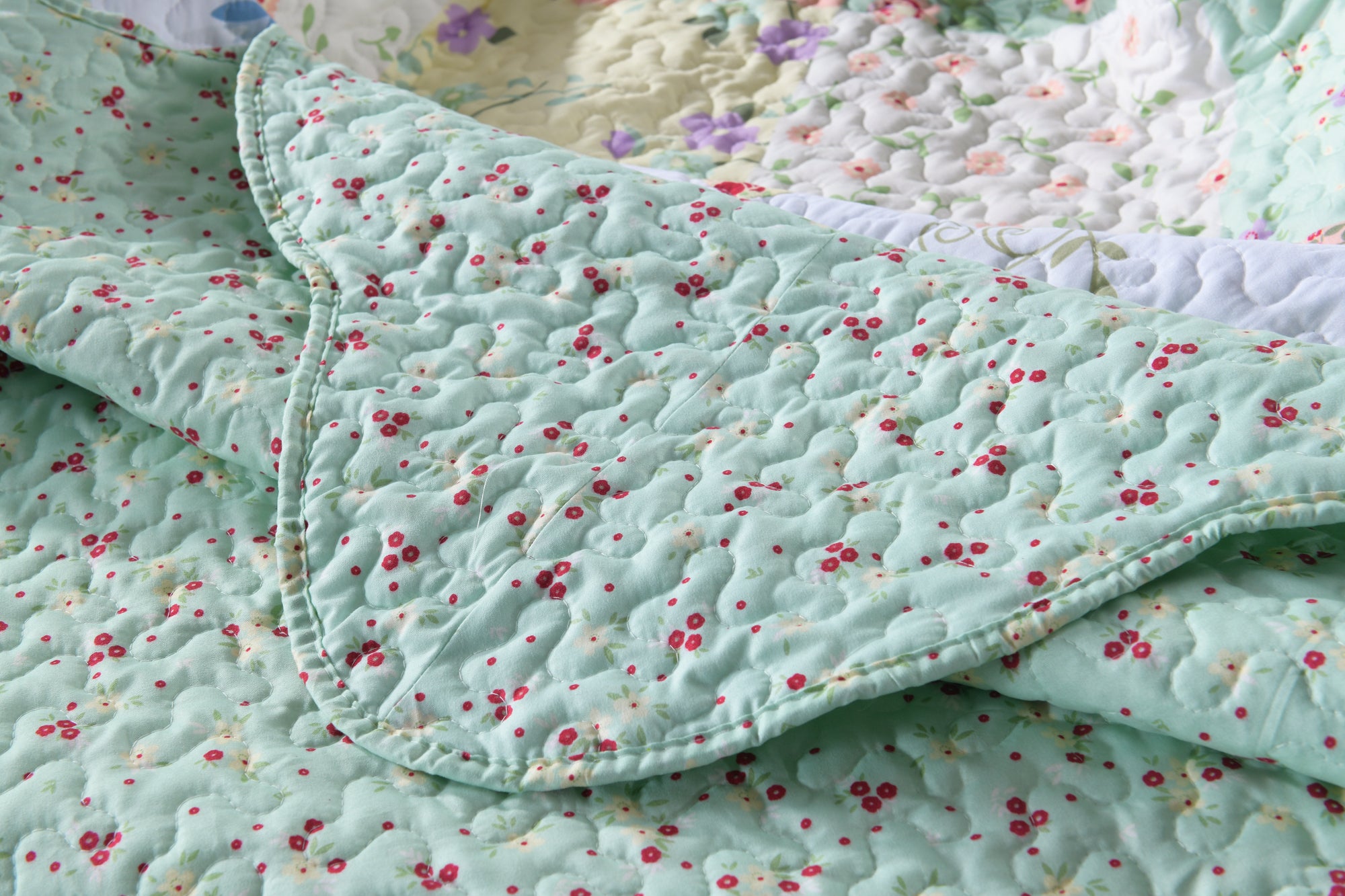 3 Piece Floral Patchwork Quilt Set – Lightweight Cottage Garden Bedspread B014