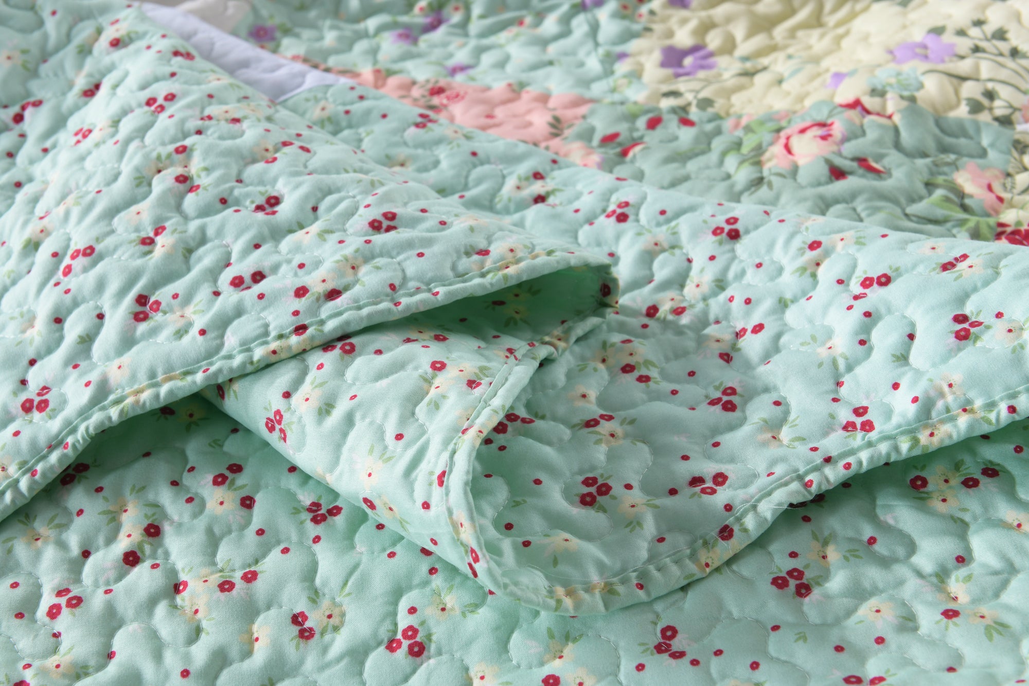 3 Piece Floral Patchwork Quilt Set – Lightweight Cottage Garden Bedspread B014