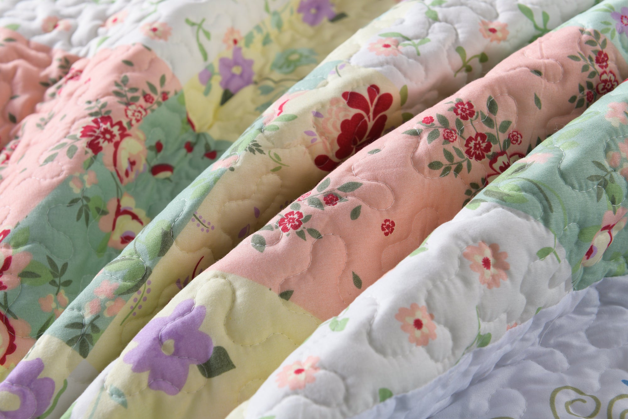 3 Piece Floral Patchwork Quilt Set – Lightweight Cottage Garden Bedspread B014