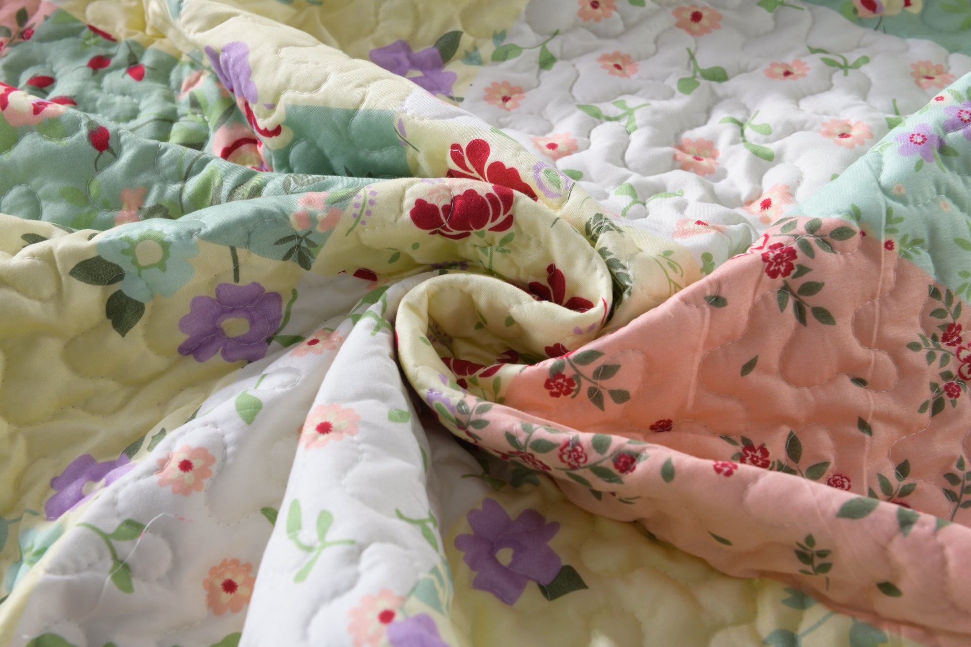 3 Piece Floral Patchwork Quilt Set – Lightweight Cottage Garden Bedspread B014